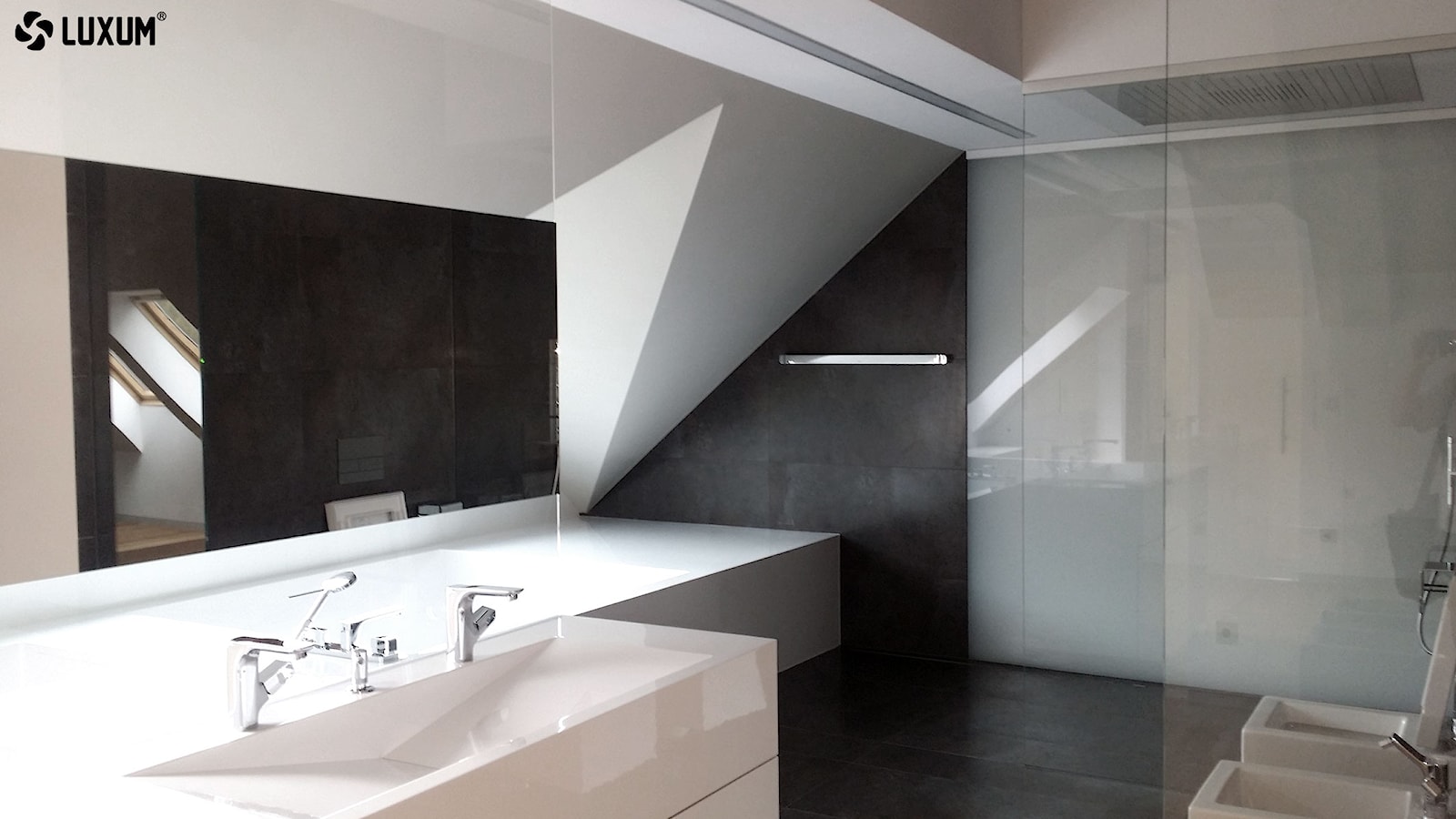 Nowoczesna zabudowa łazienkowa z kompozytu GFK LUXUM. - zdjęcie od Luxum - Homebook