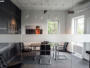 Wnętrze biurowe z okładziną z paneli betonowych na ścianach. - Średnie białe biuro, styl nowoczesny - zdjęcie od Luxum