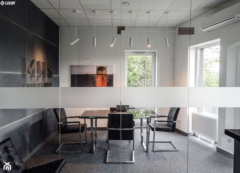 Wnętrze biurowe z okładziną z paneli betonowych na ścianach. - Średnie białe biuro, styl nowoczesny - zdjęcie od Luxum - Homebook