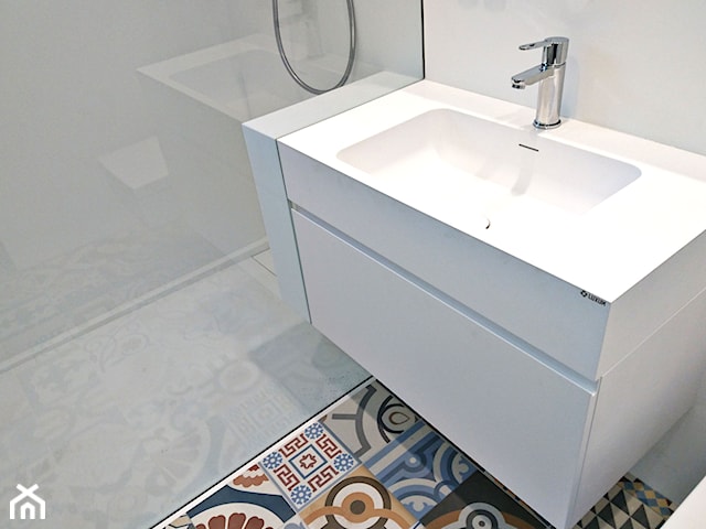 Nowoczesna biała łazienka z mocnym akcentem kolorystycznym.