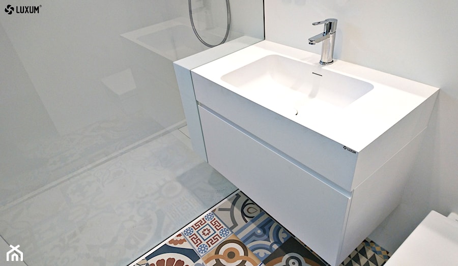 Nowoczesna, biała łazienka z mocnym akcentem kolorystycznym. - zdjęcie od Luxum