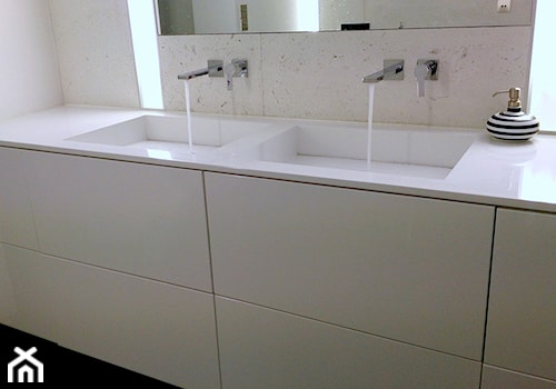 Umywalka z odpływem liniowym i beton architektoniczny w łazience. - zdjęcie od Luxum