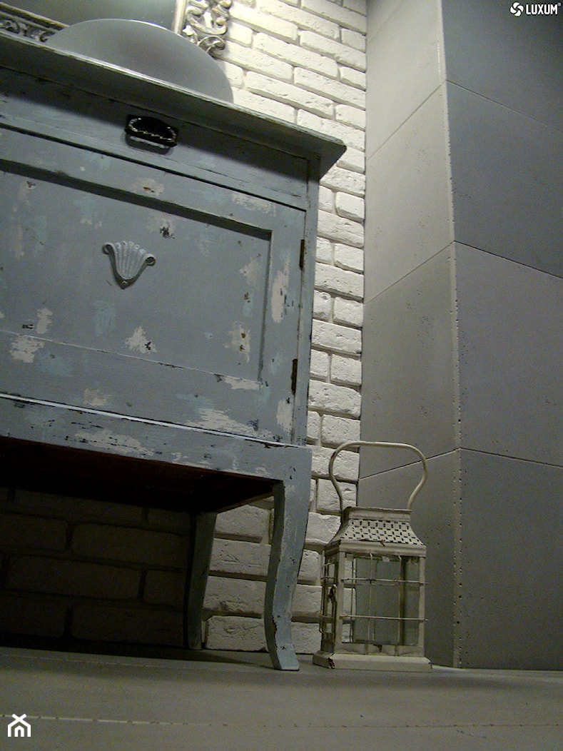 Łazienka - ciepłe wnętrze z wykorzystaniem płyt betonowych. - Mała bez okna z lustrem łazienka, styl nowoczesny - zdjęcie od Luxum - Homebook