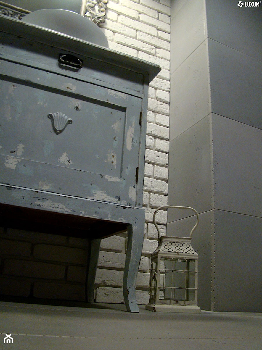 Łazienka - ciepłe wnętrze z wykorzystaniem płyt betonowych. - Mała bez okna z lustrem łazienka, styl nowoczesny - zdjęcie od Luxum