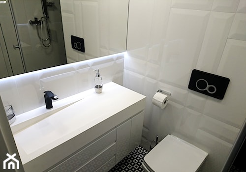 Prostokątna umywalka z odpływem liniowym od Luxum. - Mała na poddaszu bez okna łazienka, styl skandynawski - zdjęcie od Luxum