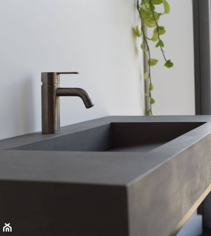 beton architektoniczny w łazience - umywalka - zdjęcie od Luxum - Homebook