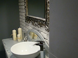 Łazienka - ciepłe wnętrze z wykorzystaniem płyt betonowych. - Mała biała szara łazienka na poddaszu ... - zdjęcie od Luxum