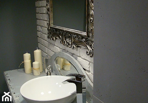 Łazienka - ciepłe wnętrze z wykorzystaniem płyt betonowych. - Mała na poddaszu bez okna łazienka, styl nowoczesny - zdjęcie od Luxum