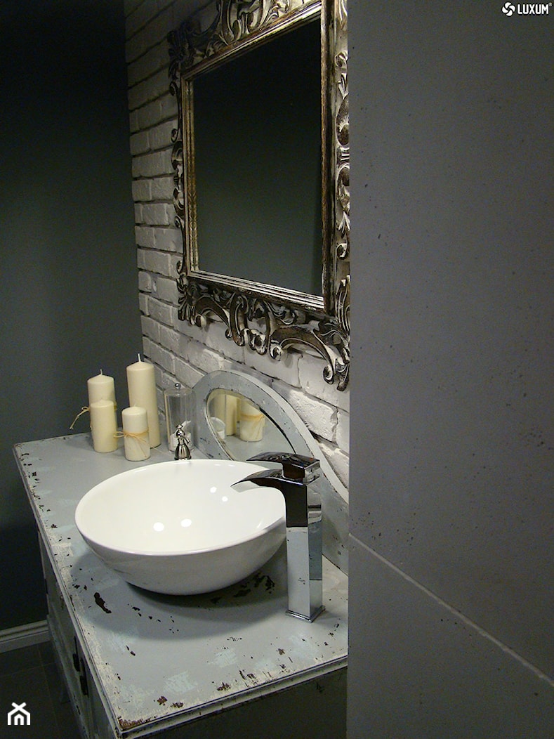 Łazienka - ciepłe wnętrze z wykorzystaniem płyt betonowych. - Mała na poddaszu bez okna łazienka, styl nowoczesny - zdjęcie od Luxum - Homebook