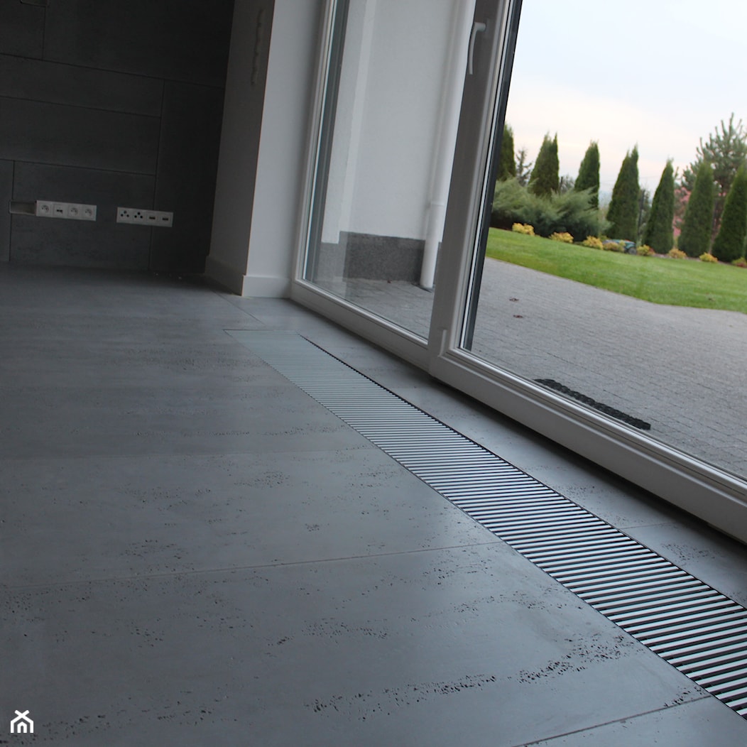 Płyty z betonu architektonicznego idealnie nadają się również na podłogi. - zdjęcie od Luxum - Homebook