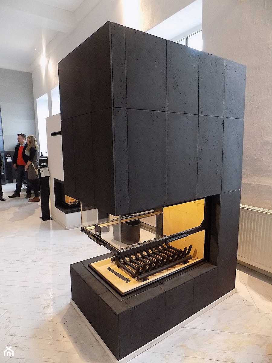 Nowoczesny kominek z obudową w czarnym betonie architektonicznym - zdjęcie od Luxum