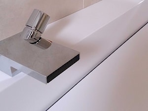 Podwójna, samonośna umywalka z odpływem liniowym. - Łazienka, styl minimalistyczny - zdjęcie od Luxum