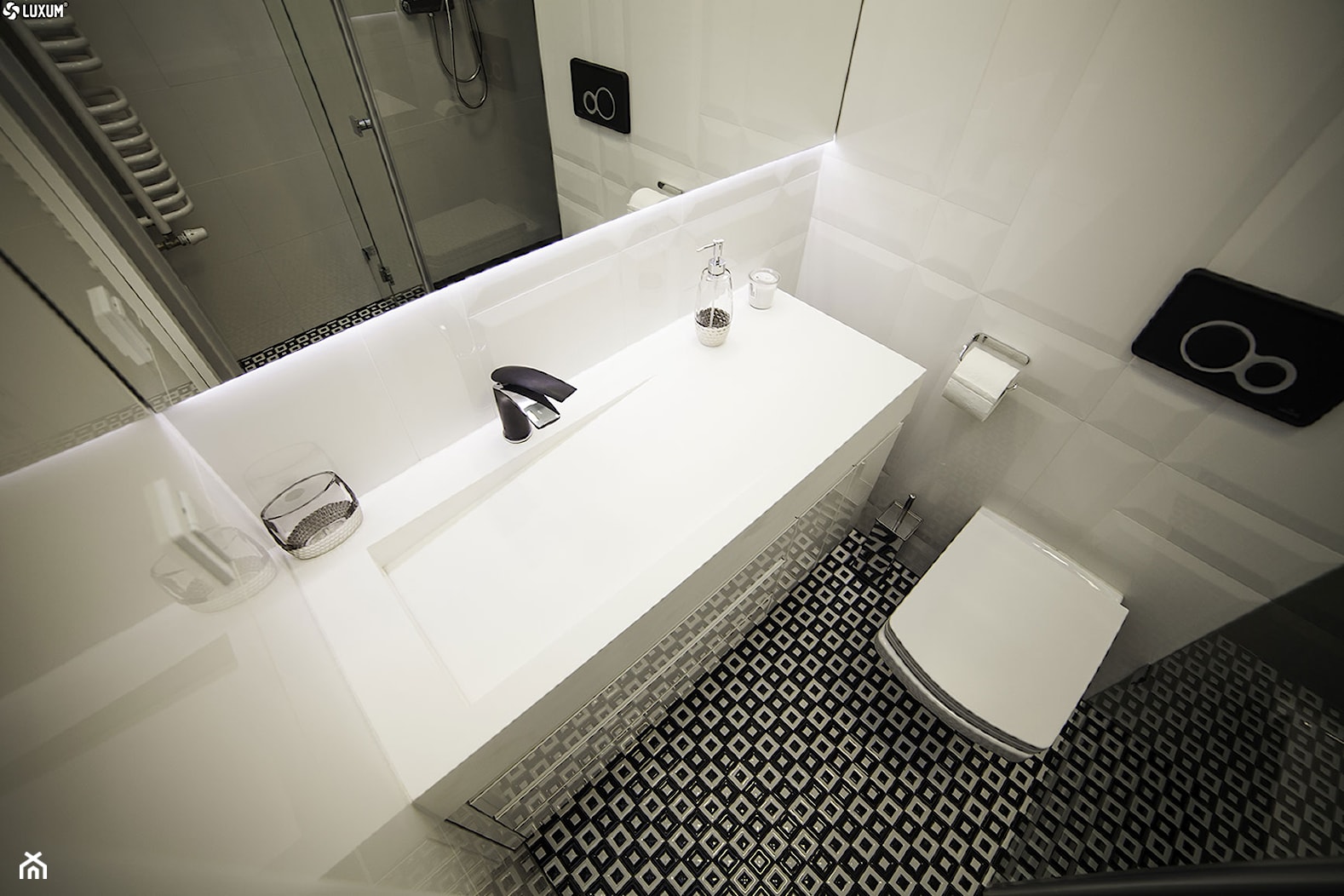 Prostokątna umywalka z odpływem liniowym od Luxum. - Mała bez okna łazienka, styl skandynawski - zdjęcie od Luxum - Homebook