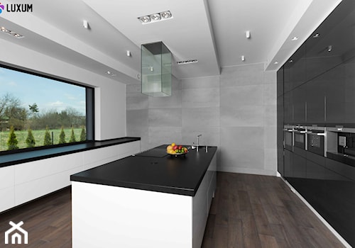 Minimalistyczne wnętrze z wykorzystaniem betonu architektonicznego - Duża zamknięta biała z zabudowaną lodówką z podblatowym zlewozmywakiem kuchnia jednorzędowa z wyspą lub półwyspem z oknem, styl nowoczesny - zdjęcie od Luxum