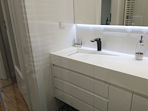 Prostokątna umywalka z odpływem liniowym od Luxum. - Mała średnia łazienka, styl skandynawski - zdjęcie od Luxum