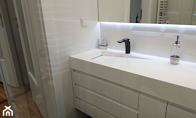 minimalistyczna biała łazienka