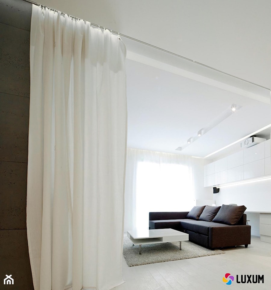 Beton architektoniczny - nowoczesna aranżacja salonu - Mały biały salon, styl nowoczesny - zdjęcie od Luxum