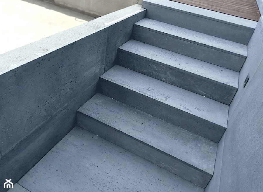 Szary beton architektoniczny na schodach - zdjęcie od Luxum