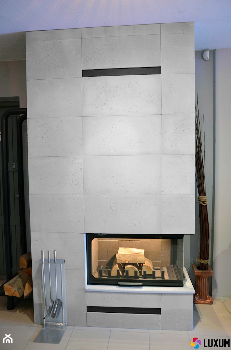 Płyty z betonu architektonicznego jako obudowa kominka - Salon, styl nowoczesny - zdjęcie od Luxum