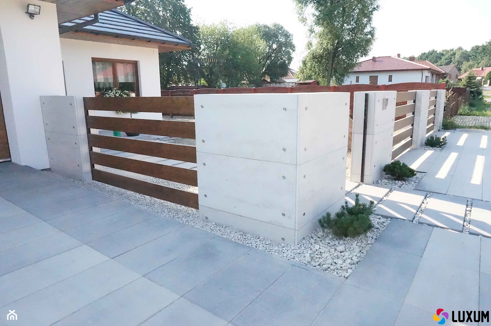 Ogrodzenie z betonu architektonicznego - zdjęcie od Luxum - Homebook