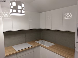 Beton architektoniczny jako okładzina w kuchni - Mała zamknięta czarna szara z zabudowaną lodówką z nablatowym zlewozmywakiem kuchnia w kształcie litery l, styl skandynawski - zdjęcie od Luxum