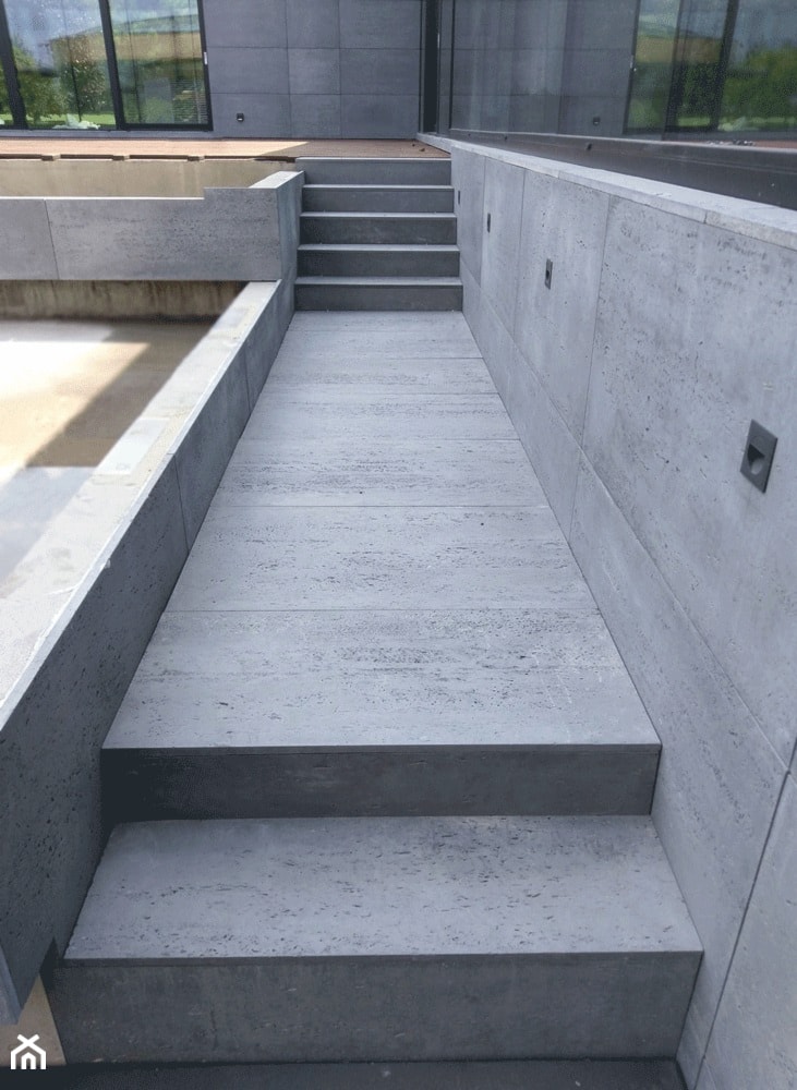 Płyty z betonu architektonicznego, aranżacja korytarza, schodów i elewacji - zdjęcie od Luxum - Homebook