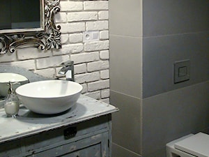 Łazienka - ciepłe wnętrze z wykorzystaniem płyt betonowych. - Mała czarna łazienka w bloku w domu je ... - zdjęcie od Luxum