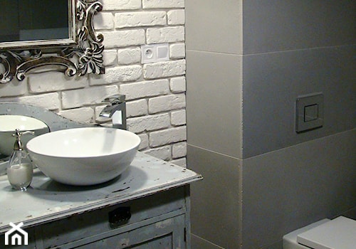 Łazienka - ciepłe wnętrze z wykorzystaniem płyt betonowych. - Mała bez okna z lustrem łazienka, styl nowoczesny - zdjęcie od Luxum