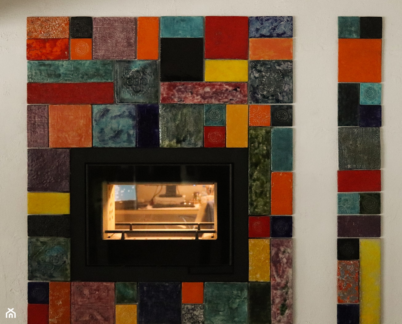 Obudowa kominka - kolorowa mozaika - zdjęcie od Luxum - Homebook