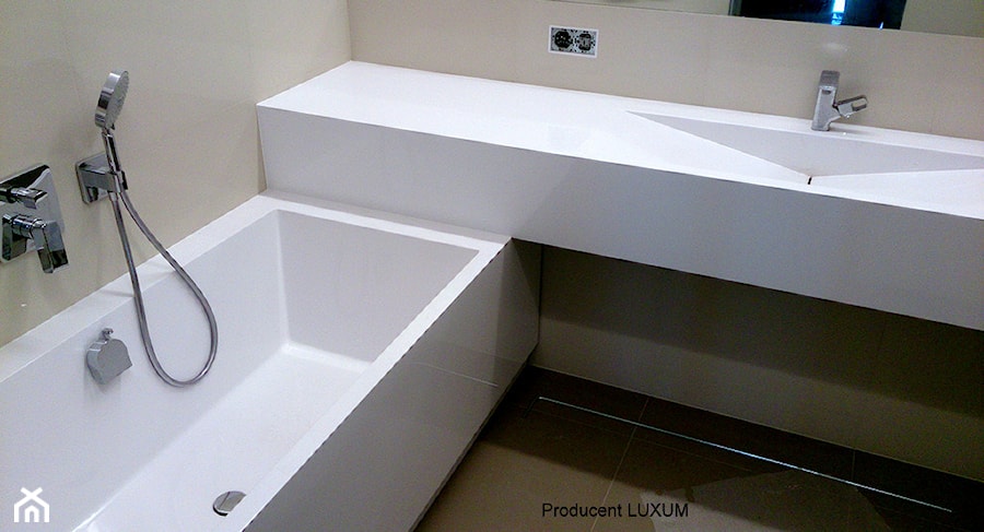 Nowoczesne wyposażenie łazienek Luxum szyte na miarę.Na zdjęciu umywalka i wanna idealnie dopasowane do wymiarów niewielkiej łazienki. - zdjęcie od Luxum