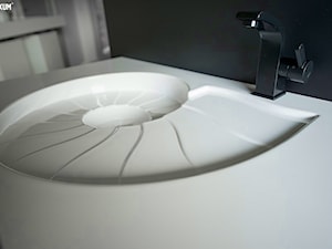 Designerska umywalka w kształcie amonitu. - Łazienka, styl nowoczesny - zdjęcie od Luxum
