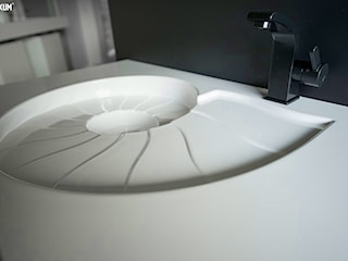 Designerska umywalka w kształcie amonitu.