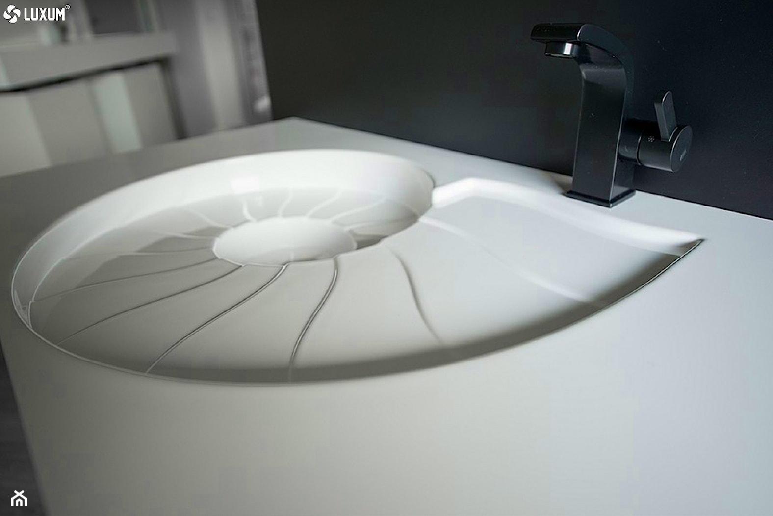 Designerska umywalka w kształcie amonitu. - Łazienka, styl nowoczesny - zdjęcie od Luxum - Homebook