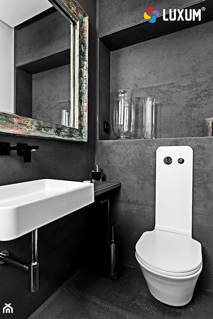 Łazienka z wykorzystaniem paneli betonowych 120 x 60 cm w kolorze antracytu. - zdjęcie od Luxum - Homebook
