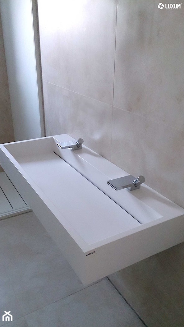 Podwójna, samonośna umywalka z odpływem liniowym. - Łazienka, styl minimalistyczny - zdjęcie od Luxum - Homebook