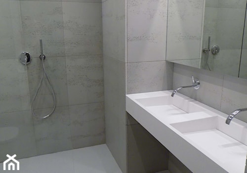 Minimalizm - łazienka w betonie z umywalką na wymiar i brodzikiem z żywicy - zdjęcie od Luxum