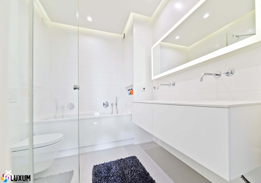 Nowoczesna łazienka w bieli - zdjęcie od Luxum