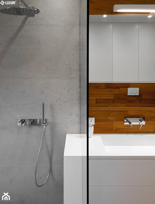 Nowoczesna łazienka z podwójną umywalką na wymiar - zdjęcie od Luxum - Homebook