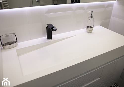 Prostokątna umywalka z odpływem liniowym od Luxum. - Mała średnia łazienka, styl skandynawski - zdjęcie od Luxum
