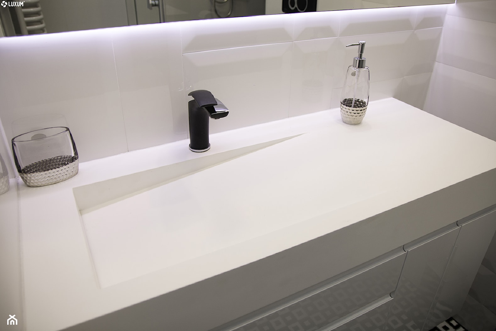Prostokątna umywalka z odpływem liniowym od Luxum. - Mała średnia łazienka, styl skandynawski - zdjęcie od Luxum - Homebook