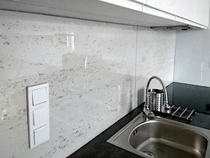 Przestrzeń między szafkami w kuchni: beton architektoniczny - aranżacja.