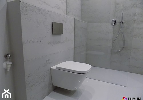 Minimalizm w łazience z zastosowaniem betonu architektonicznego - zdjęcie od Luxum