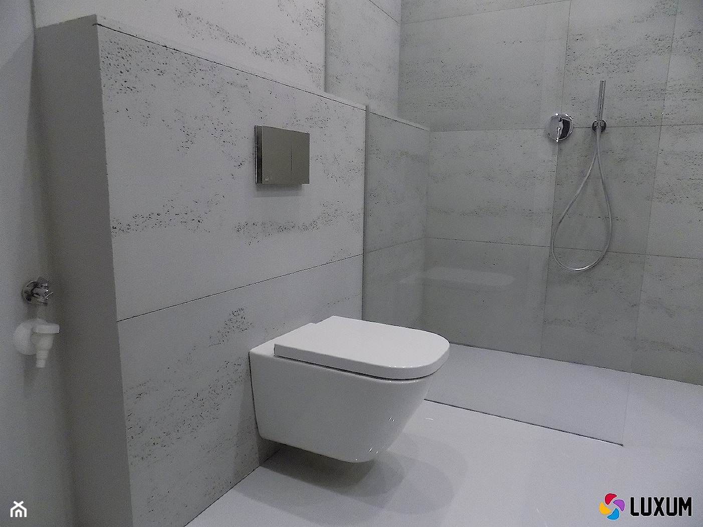 Minimalizm w łazience z zastosowaniem betonu architektonicznego - zdjęcie od Luxum - Homebook