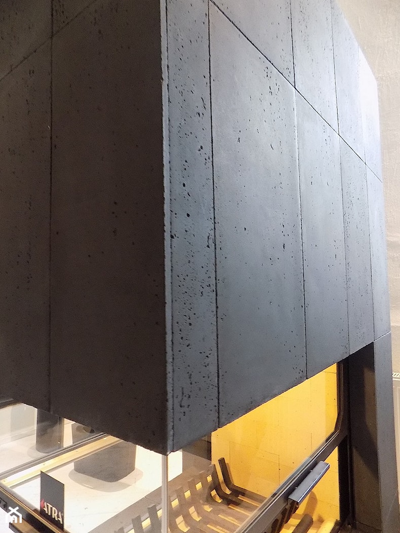 Nowoczesny kominek z obudową w czarnym betonie architektonicznym - zdjęcie od Luxum - Homebook