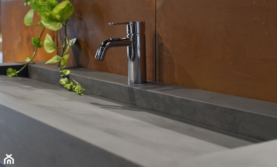 umywalka z odpływem liniowym z prawdziwego betonu architektonicznego - zdjęcie od Luxum - Homebook