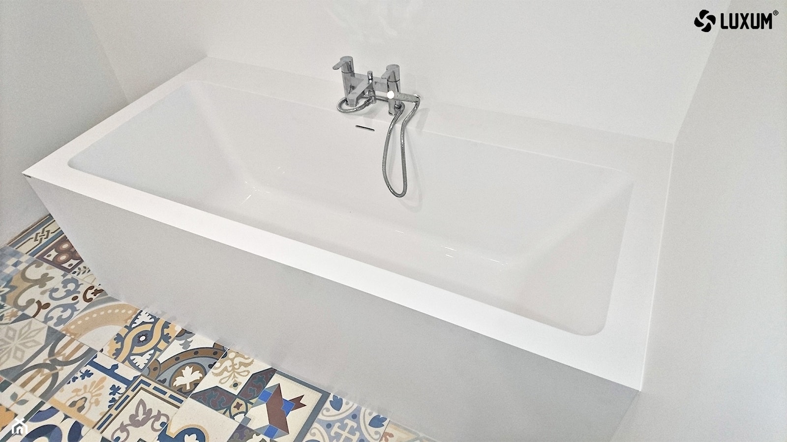 Nowoczesna, biała łazienka z mocnym akcentem kolorystycznym. - zdjęcie od Luxum - Homebook