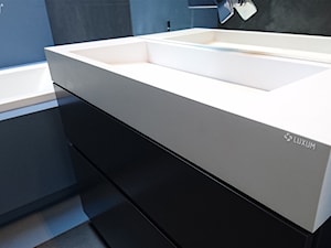 Minimalistyczna łazienka w odcieniach niebieskiego. - Łazienka, styl minimalistyczny - zdjęcie od Luxum