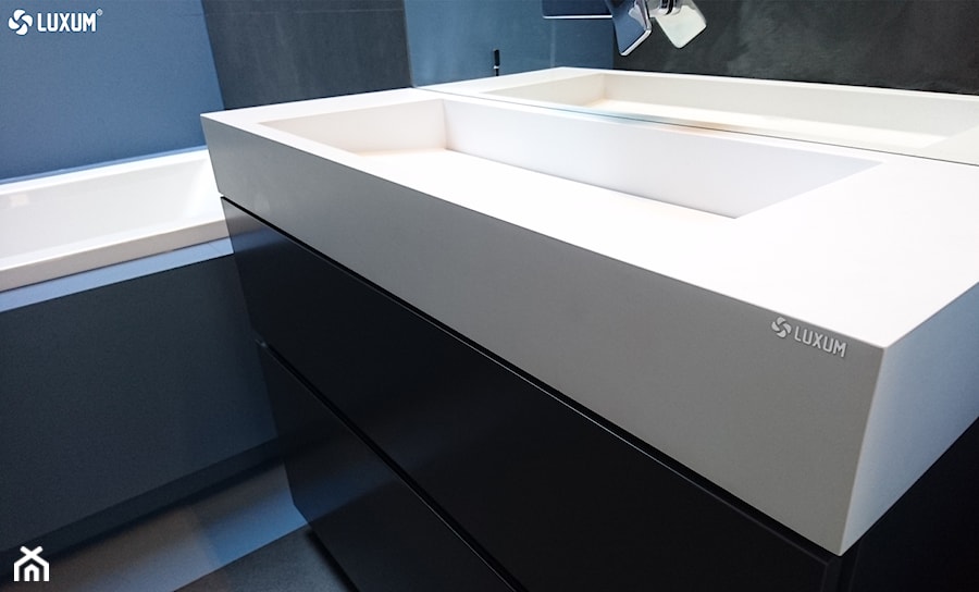 Minimalistyczna łazienka w odcieniach niebieskiego. - Łazienka, styl minimalistyczny - zdjęcie od Luxum