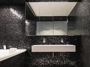 Świetlista mozaika i białe wyposażenie łazienki. - Łazienka, styl nowoczesny - zdjęcie od Luxum