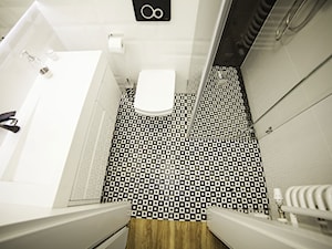 Prostokątna umywalka z odpływem liniowym od Luxum. - Mała biała łazienka na poddaszu w bloku w domu ... - zdjęcie od Luxum